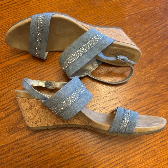 Bandolino Wedge Sandals Denim with Embellished Studs Women's Size 9.5 - Picture 6 of 7